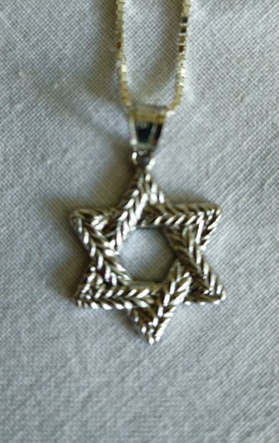 Picture of S789HP Highpolised Laurel Leaf Star with 18" chain  
